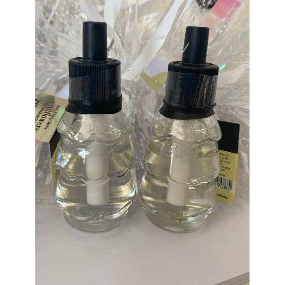 Bath & Body Works Limited Edition Tree Shape ”Iced Vanilla Woods” 2 Wallflowers - Picture 4 of 5
